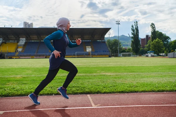 Una Mujer Musulmana Una Burka Viste Ropa Musulmana Deportiva Corriendo —  Fotos de Stock