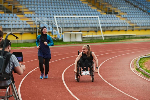 Kameraman Natáčí Účastníky Paralympijského Závodu Maratonském Hřišti Kvalitní Fotografie — Stock fotografie