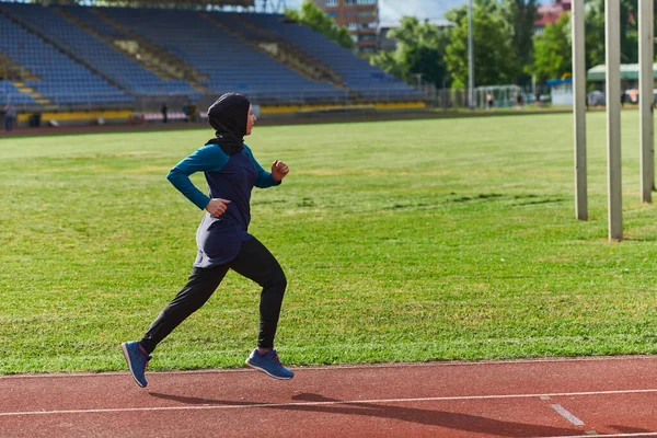 マラソンコースを走るブルカのムスリム女性と今後の競技会への準備 — ストック写真