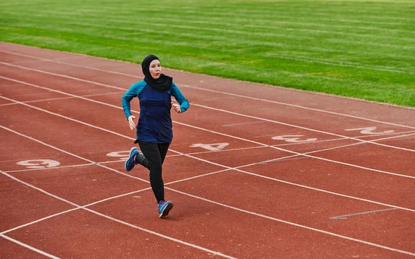 Muzułmanka Muzułmańskim Stroju Sportowym Biegająca Maratonie Przygotowująca Się Nadchodzących Zawodów — Zdjęcie stockowe