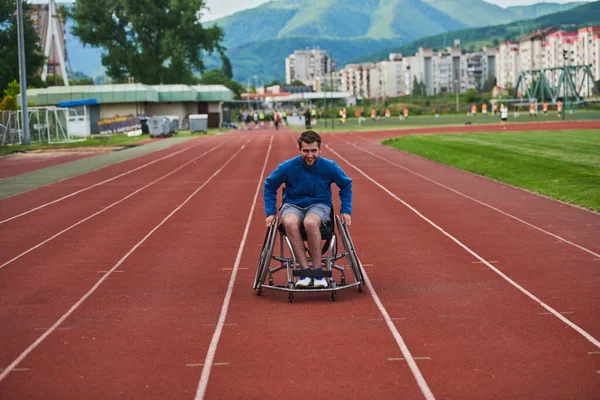 장애가 장애인 올림픽에 대비하여 위에서 줄모르고 훈련받는 — 스톡 사진