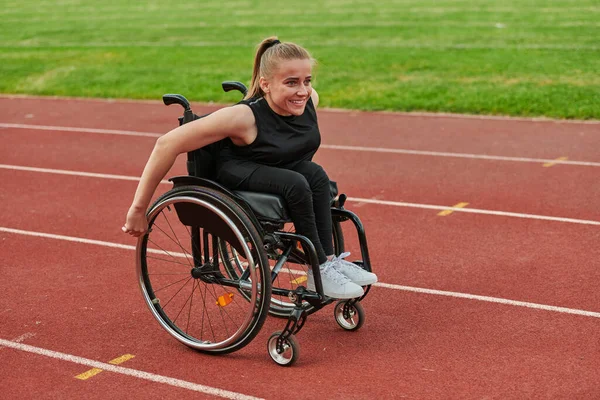 Een Vrouw Met Een Handicap Rijden Een Rolstoel Een Baan — Stockfoto