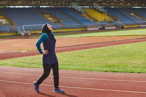 Muzułmanka Burką Islamska Sportsmenka Odpoczywająca Intensywnej Sesji Treningowej Maratonie Hidżabka — Zdjęcie stockowe