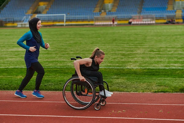Eine Muslimin Burka Läuft Zusammen Mit Einer Frau Rollstuhl Auf — Stockfoto