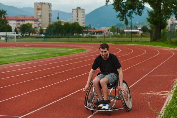 Человек Инвалидностью Инвалидной Коляске Неустанно Тренируется Треке Рамках Подготовки Паралимпийским — стоковое фото