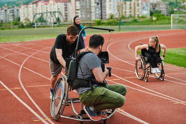 Een Cameraman Die Deelnemers Van Paralympische Race Filmt Marathonbaan Hoge — Stockfoto