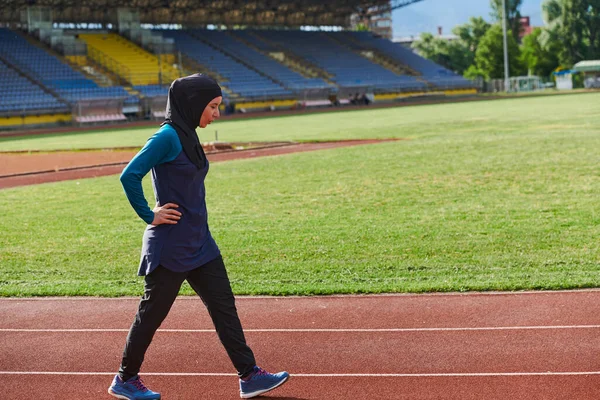Muzułmanka Burką Islamska Sportsmenka Odpoczywająca Intensywnej Sesji Treningowej Maratonie Hidżabka — Zdjęcie stockowe