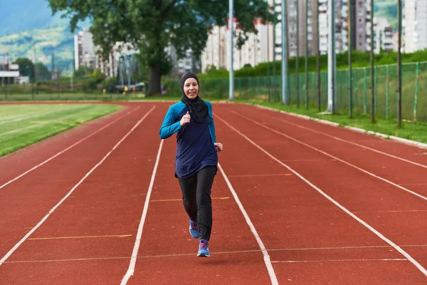 Een Moslimvrouw Een Boerka Sportmoslim Kleding Die Loopt Een Marathonbaan — Stockfoto