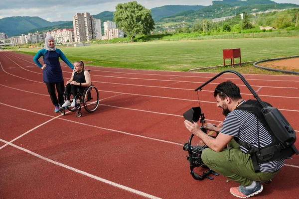 Cameraman Filming Participants Paralympic Race Marathon Course High Quality Photo — Stock Photo, Image