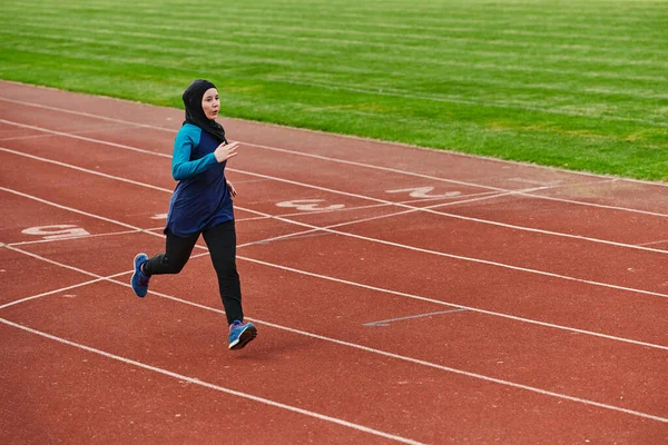 Uma Mulher Muçulmana Uma Burca Esportes Roupas Muçulmanas Correndo Curso — Fotografia de Stock