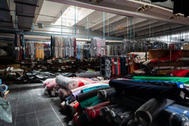 Kumaş örnekleriyle dolu endüstriyel bir deponun içinde. Küçük işletme renkli tekstil deposu. Yüksek kalite fotoğraf