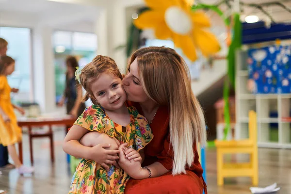 Een Schattig Klein Meisje Zoent Knuffelt Haar Moeder Kleuterschool Hoge — Stockfoto