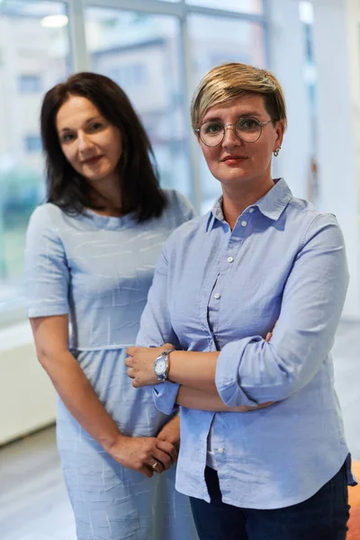 Portrait Deux Enseignants Dans Une Institution Préscolaire Arrière Plan Des — Photo