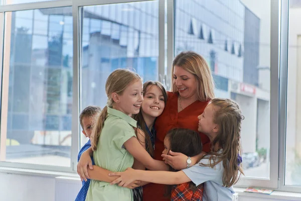 一个在现代幼儿园拥抱老师的孩子 高质量的照片 — 图库照片