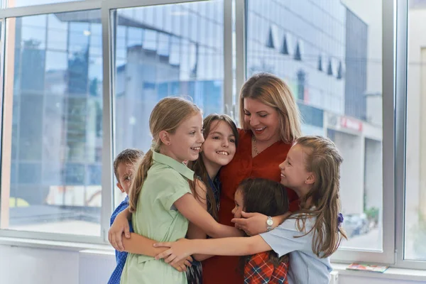 一个在现代幼儿园拥抱老师的孩子 高质量的照片 — 图库照片