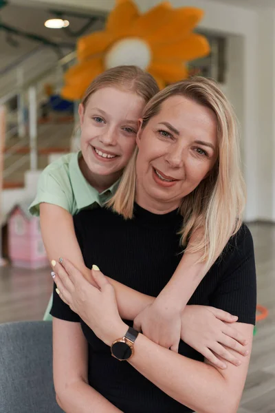 Een Schattig Klein Meisje Kust Knuffelt Haar Moeder Kleuterschool Hoge — Stockfoto