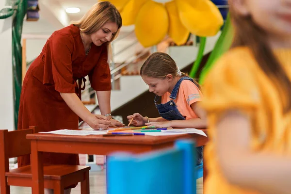 Enfants Créatifs Lors Cours Art Dans Une Garderie Une École — Photo