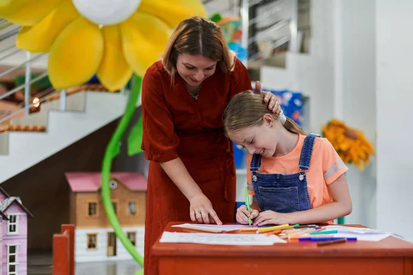 在日托中心的艺术课或小学课堂上 有创意的孩子们与女教师一起画画 高质量的照片 — 图库照片