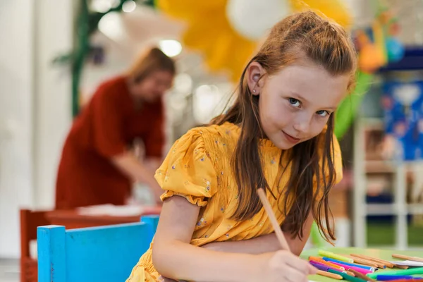 Kreatywne Dzieci Siedzą Przedszkolu Rysują Bawią Się Podczas Nauki Wysokiej — Zdjęcie stockowe