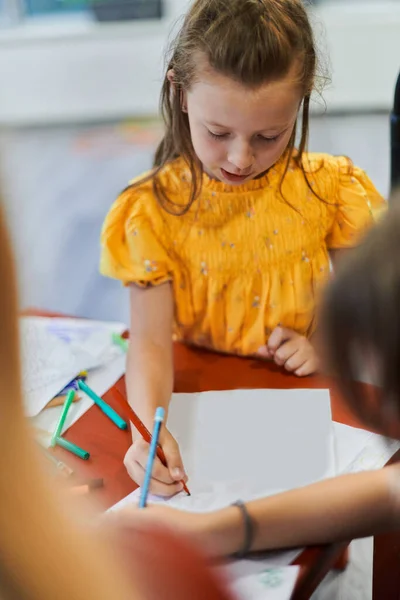 Creatieve Kinderen Die Een Kleuterschool Zitten Tekenen Plezier Hebben Terwijl — Stockfoto
