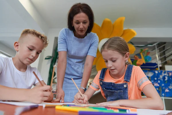 Niños Creativos Durante Una Clase Arte Una Guardería Aula Escuela —  Fotos de Stock