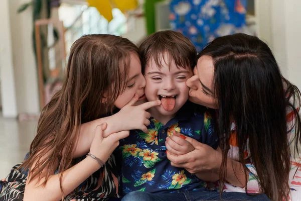 Dívka Žena Objímají Dítě Downovým Syndromem Moderní Školce Kvalitní Fotografie — Stock fotografie