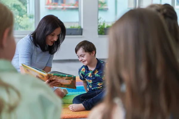 Czas Czytania Szkole Podstawowej Lub Przedszkolu Nauczyciel Czytający Książkę Dzieciom — Zdjęcie stockowe