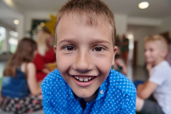 Портретне Фото Усміхненого Хлопчика Дошкільному Закладі Розважається Високоякісна Фотографія — стокове фото