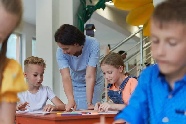 Kreative Kinder Während Eines Kunstkurses Einer Kindertagesstätte Oder Grundschule Zeichnen — Stockfoto