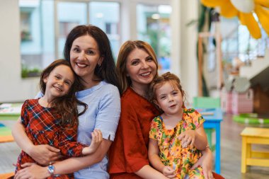 Modern bir anaokulunda öğretmenine sarılan bir çocuk. Yüksek kalite fotoğraf