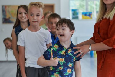 Anaokulu çocukları yeni ve ilginç oyunlar için sırada bekliyorlar. Seçici odak.