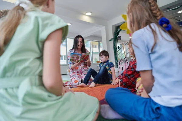 Tempo Leitura Uma Escola Primária Jardim Infância Professor Lendo Livro — Fotografia de Stock