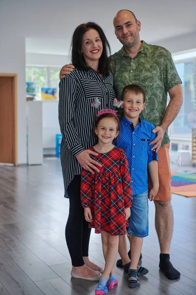 Porträtt Lycklig Familj Foto Föräldrar Med Barn Ett Modernt Förskoleklassrum — Stockfoto