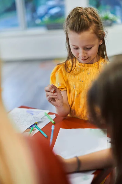 창의적 아이들은 유치원에 학교에 앉아서 교육을 그림을 그리고 수있습니다 고품질 — 스톡 사진