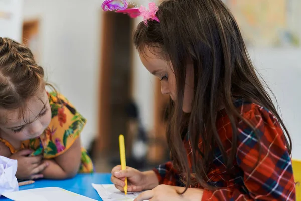 Kreatív Gyerekek Ülnek Egy Óvodában Rajzolnak Szórakoznak Amíg Tanulnak Kiváló — Stock Fotó