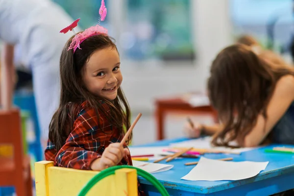 Kreatywne Dzieci Podczas Zajęć Plastycznych Przedszkolu Lub Szkole Podstawowej Rysunek — Zdjęcie stockowe