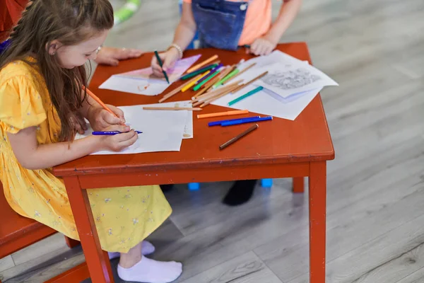 Nahaufnahme Von Kindern Während Eines Kunstkurses Einer Kindertagesstätte Oder Grundschule — Stockfoto