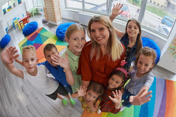 Gyerekek Egy Óvodában Állnak Osztályteremben Tanárral Együtt Kiváló Minőségű Fénykép — Stock Fotó