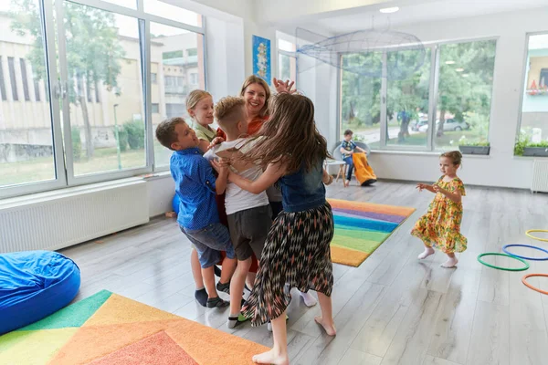 Enfant Embrassant Professeur Dans Une Maternelle Moderne Photo Haute Qualité — Photo