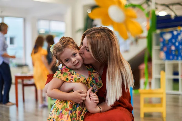 Une Jolie Petite Fille Embrasse Étreint Mère École Maternelle Photo — Photo