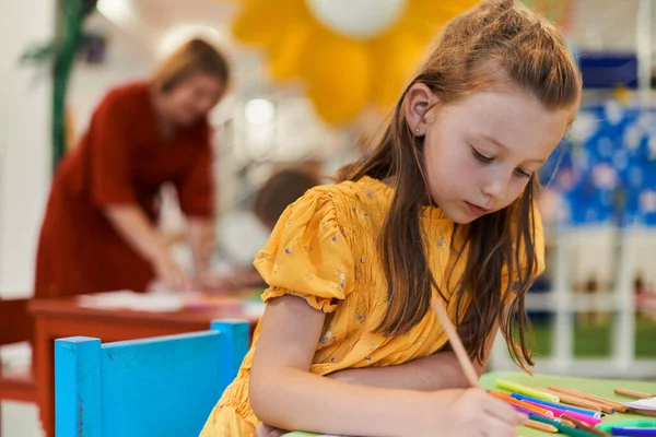 Bambini Creativi Seduti Istituto Prescolare Disegnano Divertono Mentre Ricevono Istruzione — Foto Stock