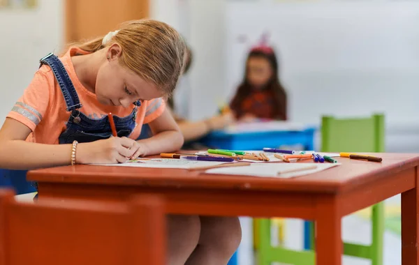 Crianças Criativas Sentadas Uma Instituição Pré Escolar Desenhar Divertir Enquanto — Fotografia de Stock