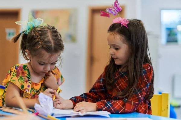 Kreatív Gyerekek Ülnek Egy Óvodában Rajzolnak Szórakoznak Amíg Tanulnak Kiváló — Stock Fotó