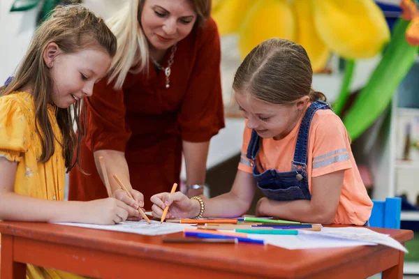 보육원이나 교실에서 교사와 그림을 그리는 창의적 아이들 — 스톡 사진