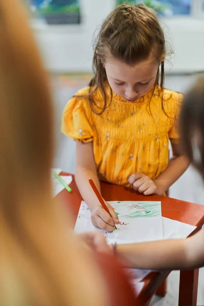 Crianças Criativas Sentadas Uma Instituição Pré Escolar Desenhar Divertir Enquanto — Fotografia de Stock