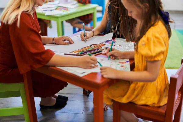 在日托中心的艺术课或小学课堂上与女教师一起画画时 有创意的孩子 — 图库照片