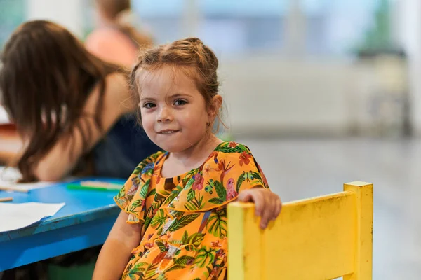 Kreative Kinder Sitzen Einer Vorschuleinrichtung Malen Und Haben Spaß Während — Stockfoto