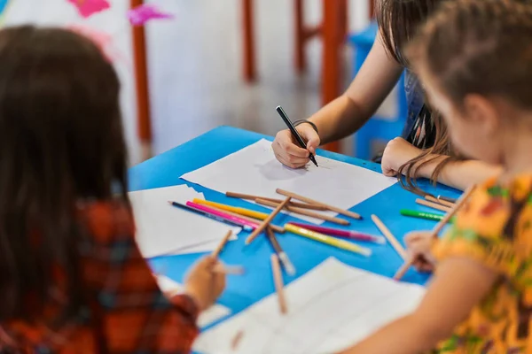 Foto Perto Crianças Durante Uma Aula Arte Uma Creche Sala — Fotografia de Stock
