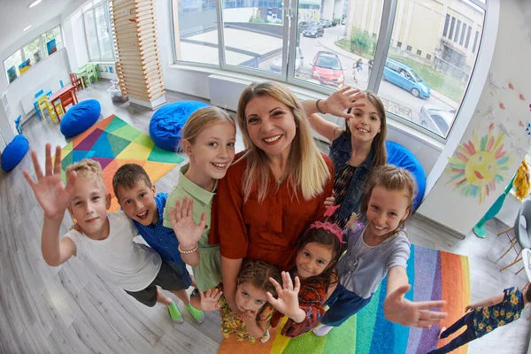 Barn Förskola Som Står Klassrummet Tillsammans Med Läraren Högkvalitativt Foto — Stockfoto