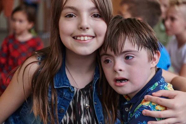 Dívka Chlapec Downsovým Syndromem Spolu Tráví Čas Předškolním Zařízení — Stock fotografie